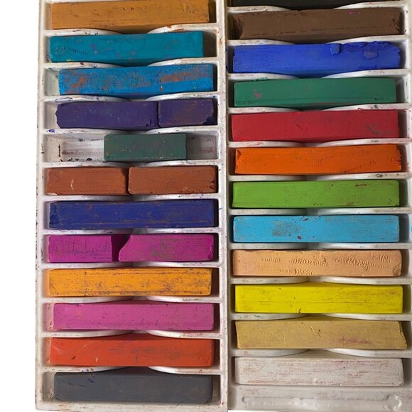 Rembrandt 15 Soft Pastels 24 Hard Pastels Yellow Metal Storage Box Artist Lot - Picture 3 of 3